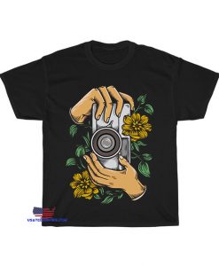 illustration holding vintage camera T-Shirt EL4D0